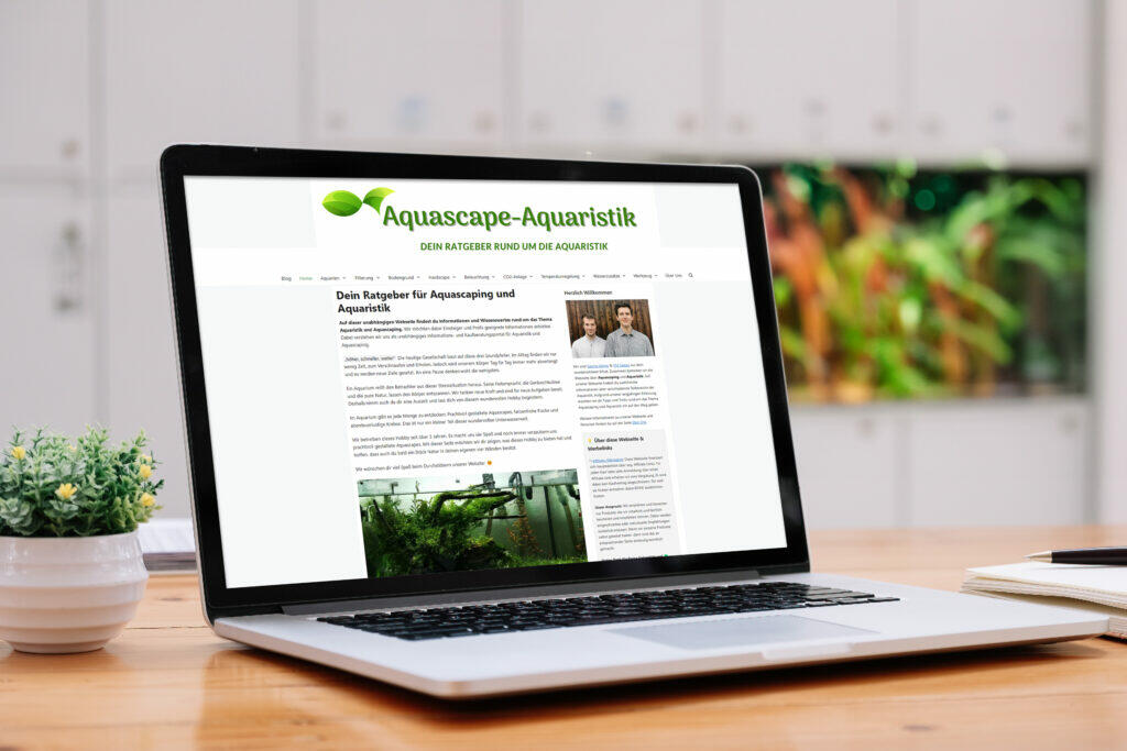 Ein Laptop zeigt das Online-Aquaristik-Lexikon aquascape-aquaristik.de
