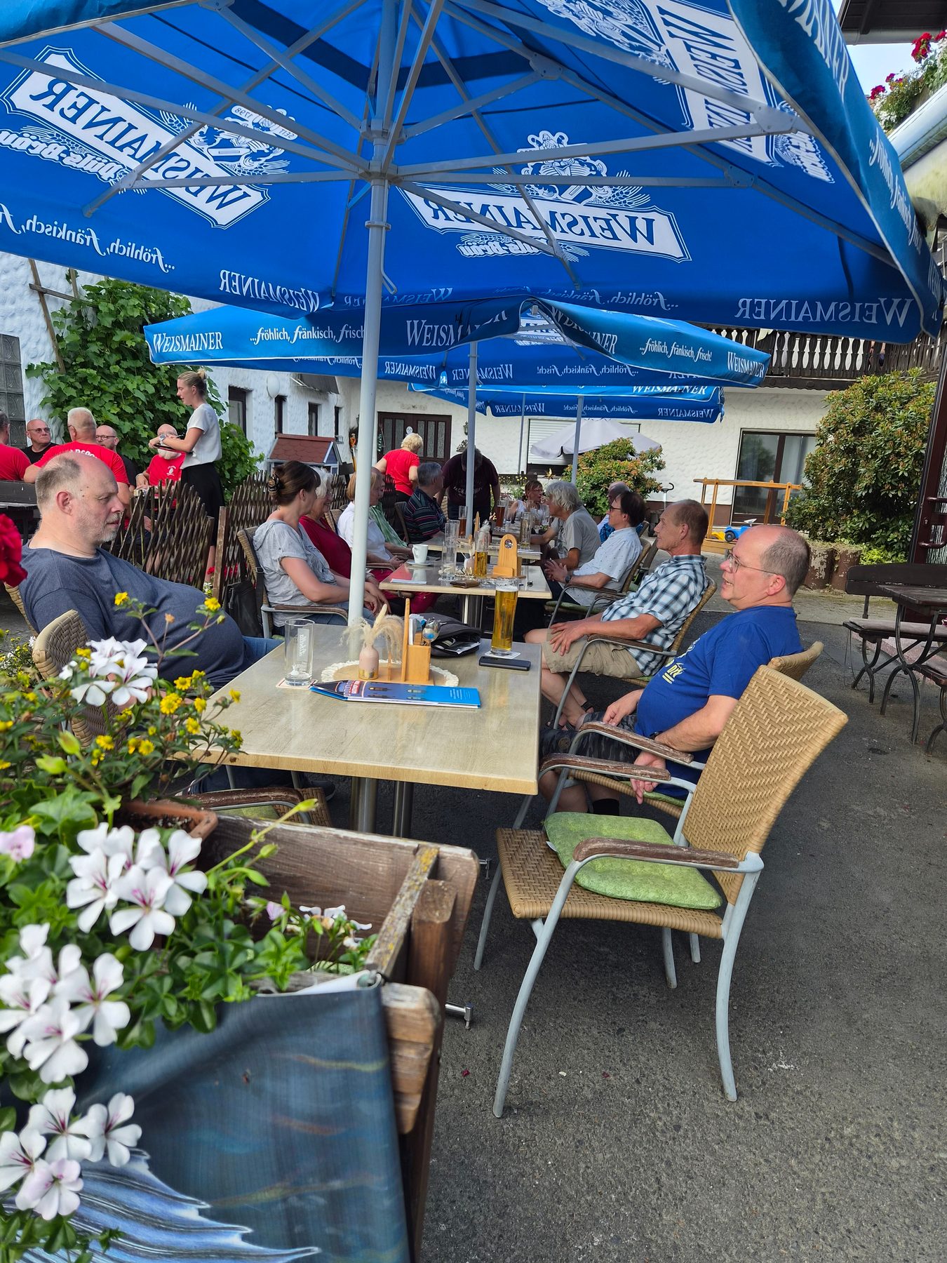 AKL-Mitglieder am Abend im Biergarten