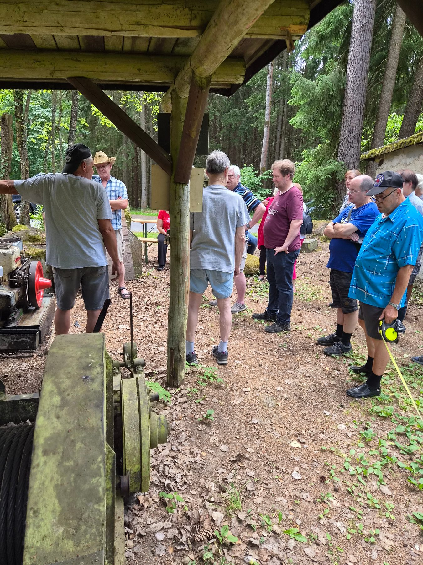 Teilnehmer des AKL-Ausflugs am historischen Motor im Schausteinbruch