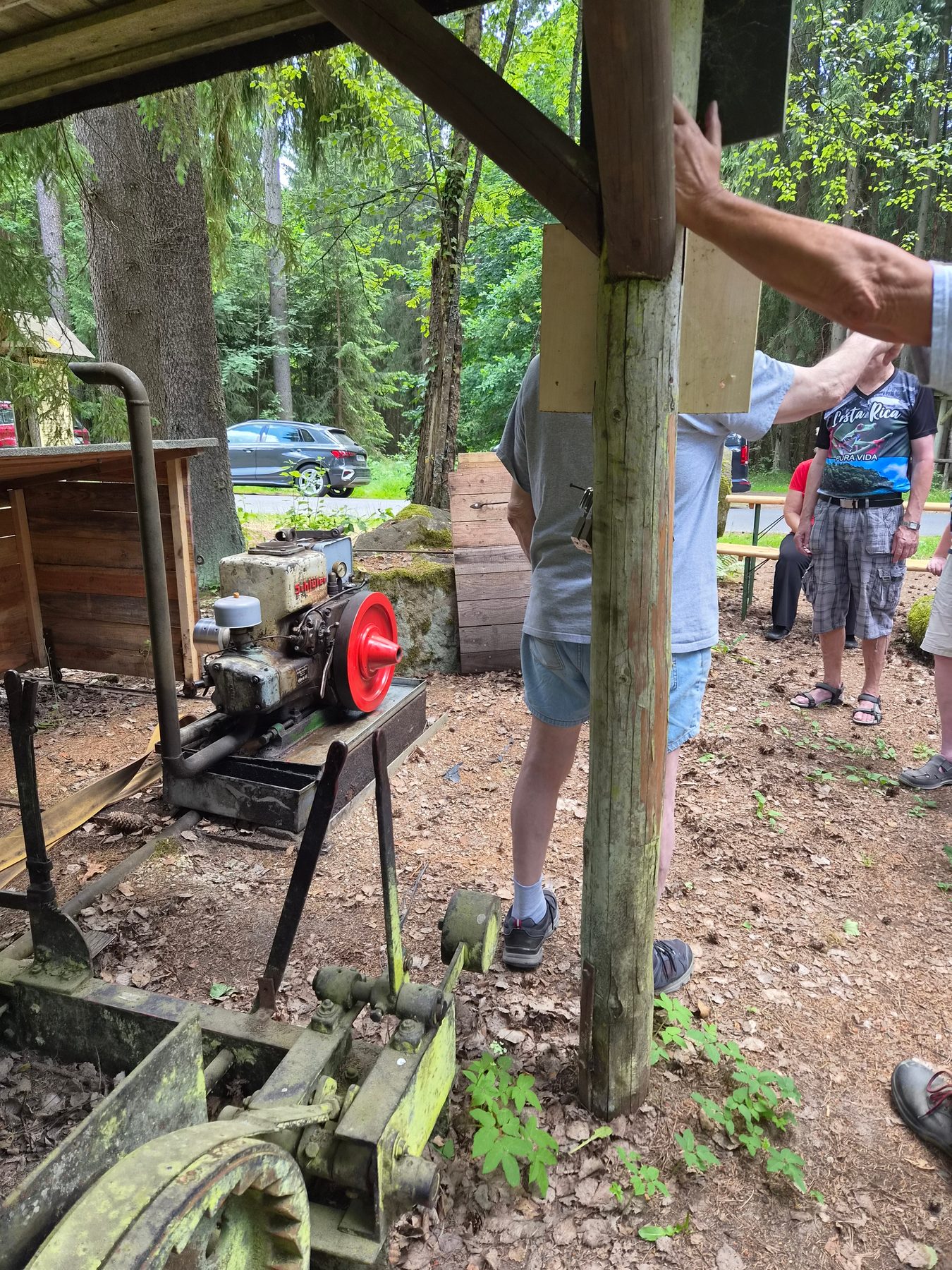 Historischer Motor mit Handkurbel im Schausteinbruch Häuselloh