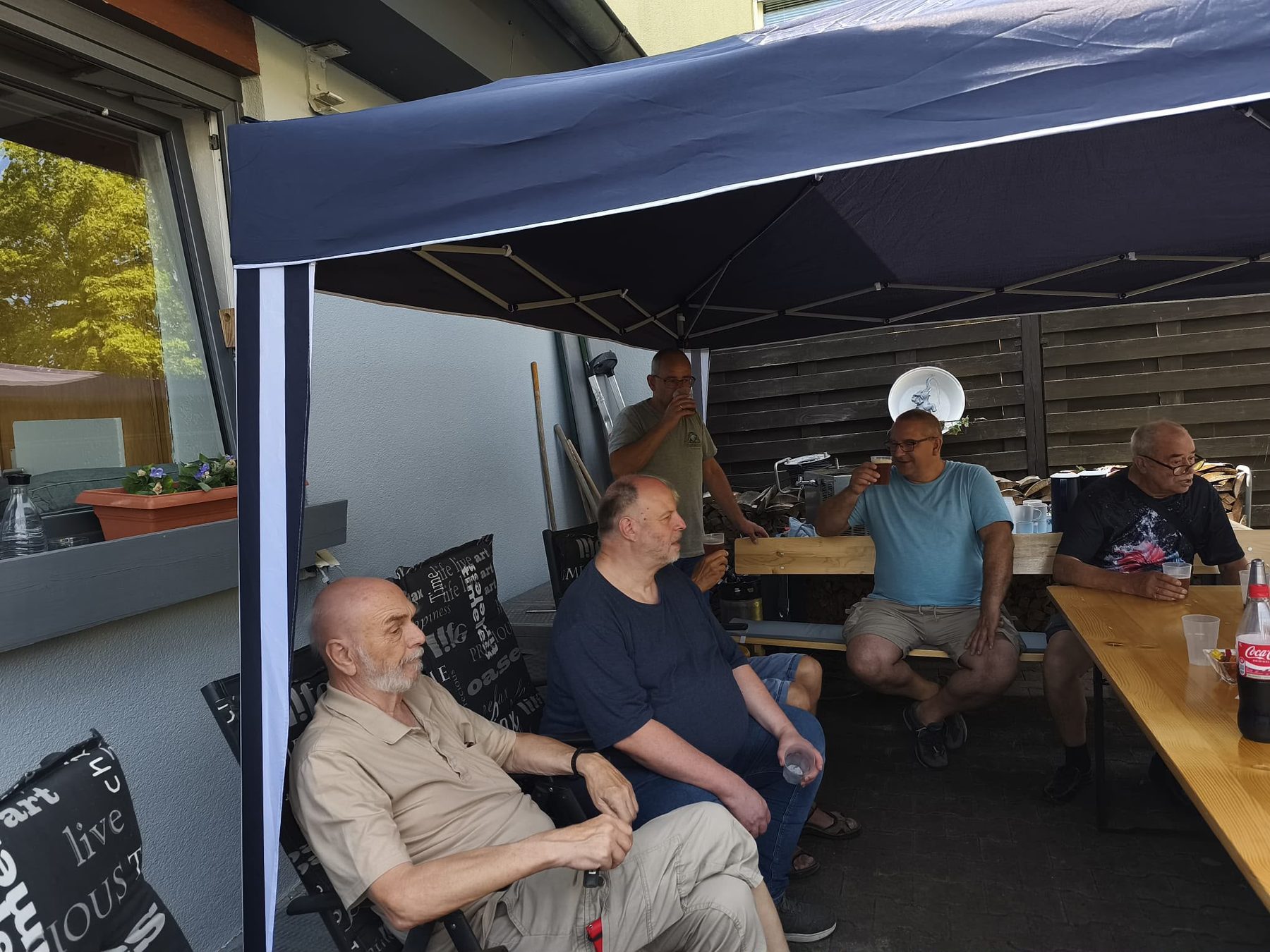 AKL-Mitglieder bei einem kühlen Getränk zum Abschied